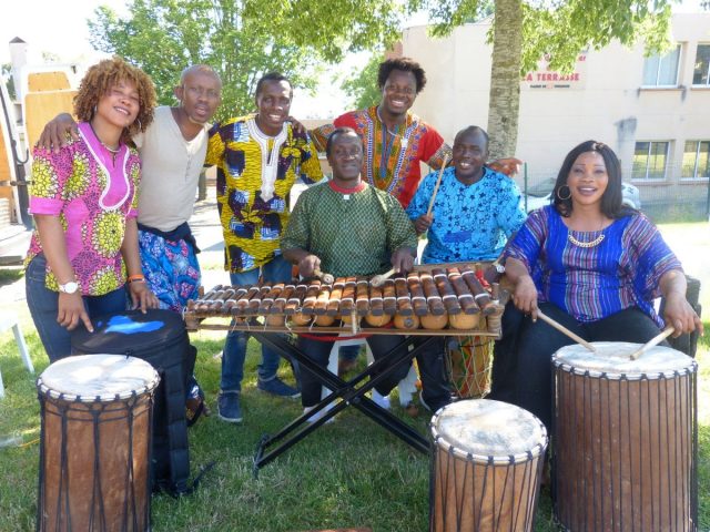 Membres de Kobenawati autour d'un balafon